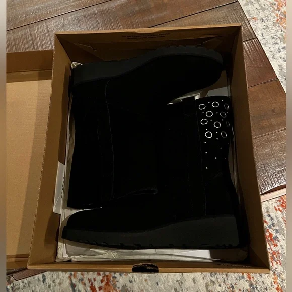 UGG Madison Boots in Black - Picture 3 of 13